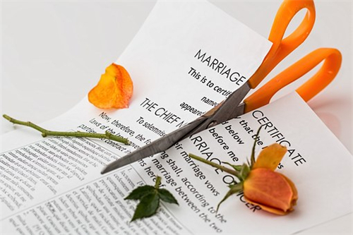 1971年属猪的会不会离婚，会经历二婚